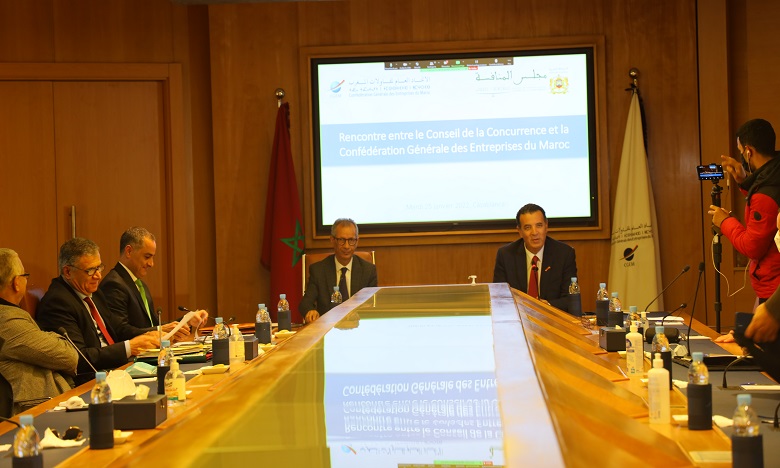 Ahmed Rahhou annonce le lancement d'un guide pour renforcer la culture concurrentielle dans les entreprises 